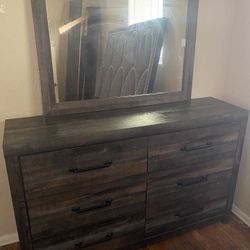 Dresser w/ mirror 