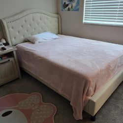 Full-size Upholstered Platform Bedframe With Studded Headboard 