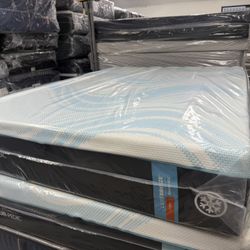 QUEEN SIZE TEMPURPEDIC LUXEBREEZE (FIRM) MATTRESS & BOX SPRING BED SET