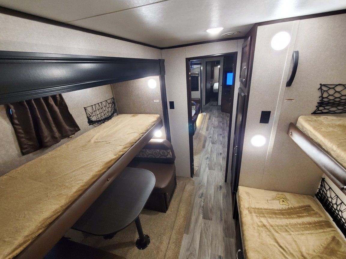 2018 Jayco 32 ft bunk room 3 slide spacious trailer 2 acs 50 amp for