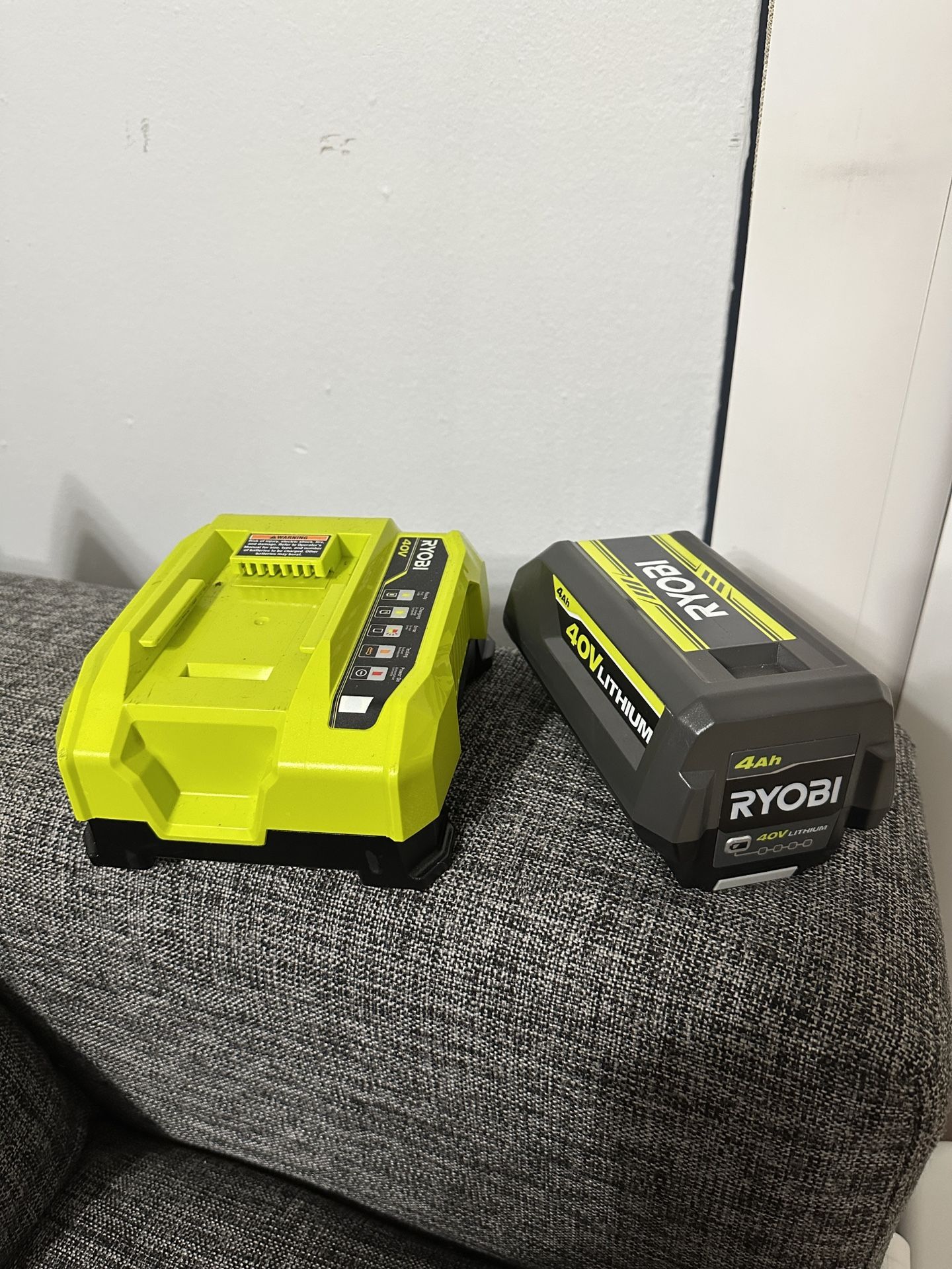 RYOBI 40 Volt Lithium-lon 4.0 Ah Battery and Rapid Charger