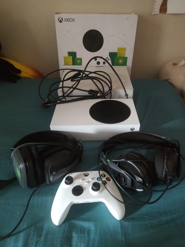 XBOX SERIES S // XBOX ONE S USED FOR SALE GREAT CONDITION 