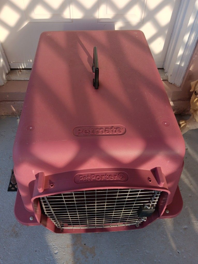 DOG CRATE IN EXCELLENT CONDITION