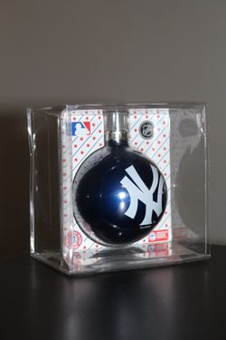 NEW YORK YANKEES SPORTS COLLECTORS SERIES GLASS CHRISTMAS ORNAMENT - NEW BLUE