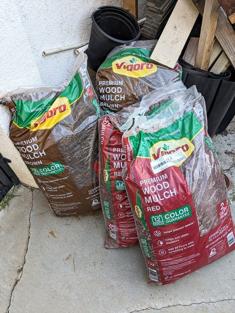 3 NEW 2 Cu. Ft. Bags Vigoro Wood Mulch (2 Red/1 Brown) for Sale in