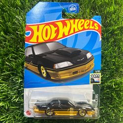 Hot Wheels 1986 Chevrolet Camaro Z28 5-1/10 Black & Gold #HotWheels #Camaro
