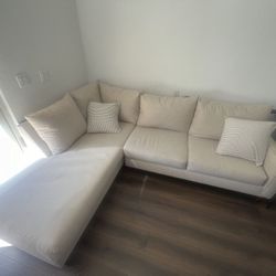 Jerome’s Beige Sectional/couch 