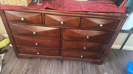 Queen matress free  dresser with mirror  80