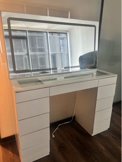 Makeup vanity