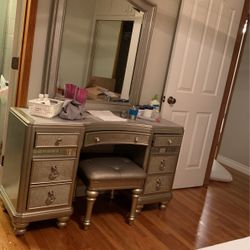Vanity Makeup Table $499
