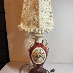 Vintage Porcelain Table Lamp – Elegant and Unique!