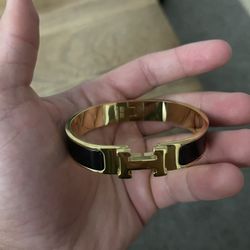 Black/Gold Bracelet – Chic H-Style Cuff for Everyday Elegance