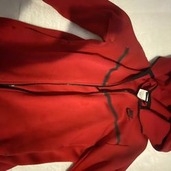 Nike tech doesn’t zip up size small good condition