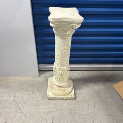 Román Column White 