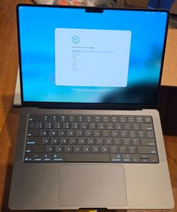 Like new Macbook Pro 14in, M5 chip, 32gb ram, 1tb ssd, 10 core gpu, applecare+