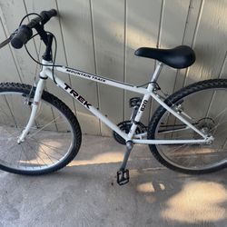 TREK 820 Mountain Bike