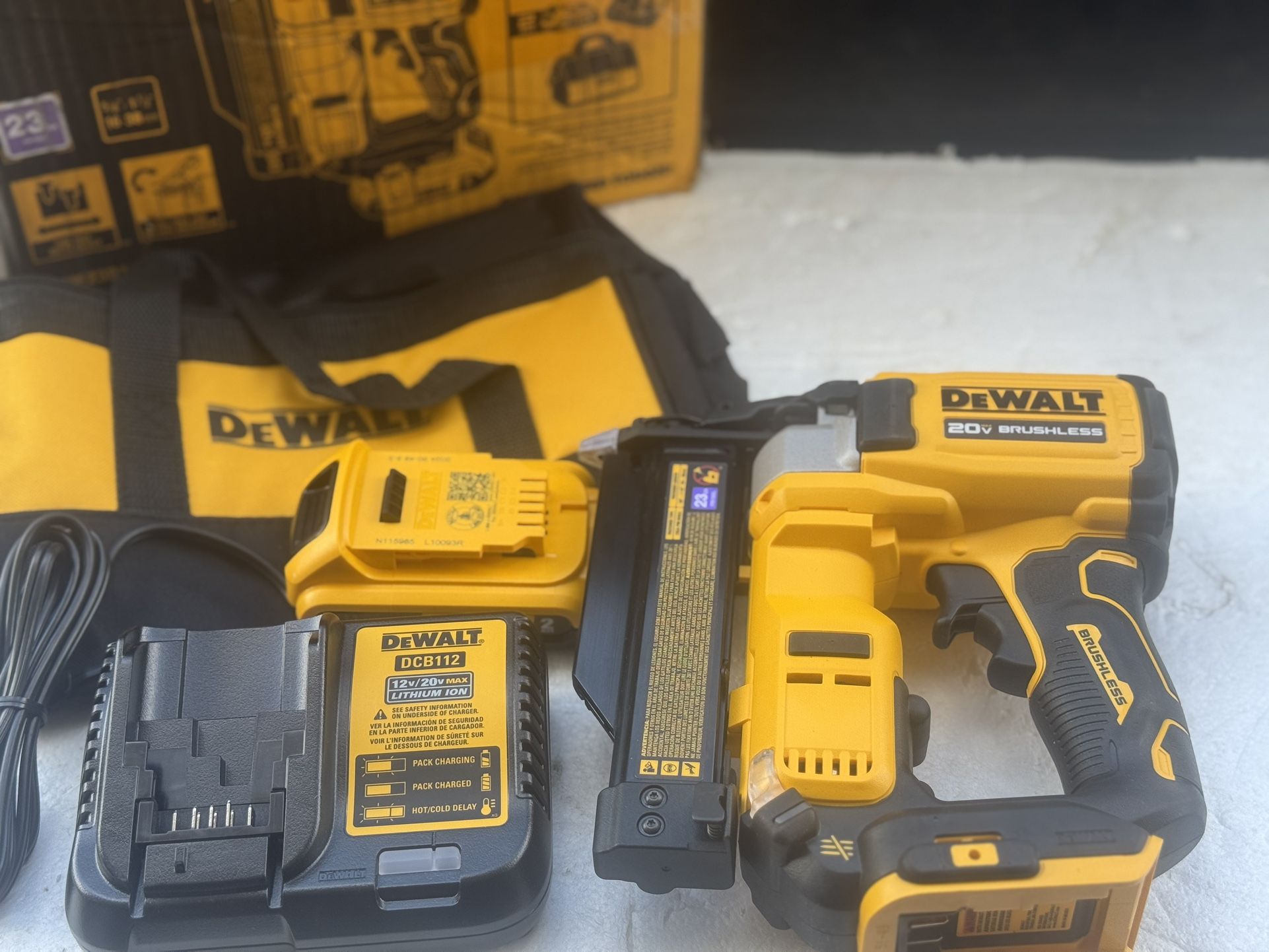 DEWALT ATOMIC 20V MAX Lithium lon Cordless 23 Gauge Pin Nailer Kit with 2.0Ah Battery and Charger