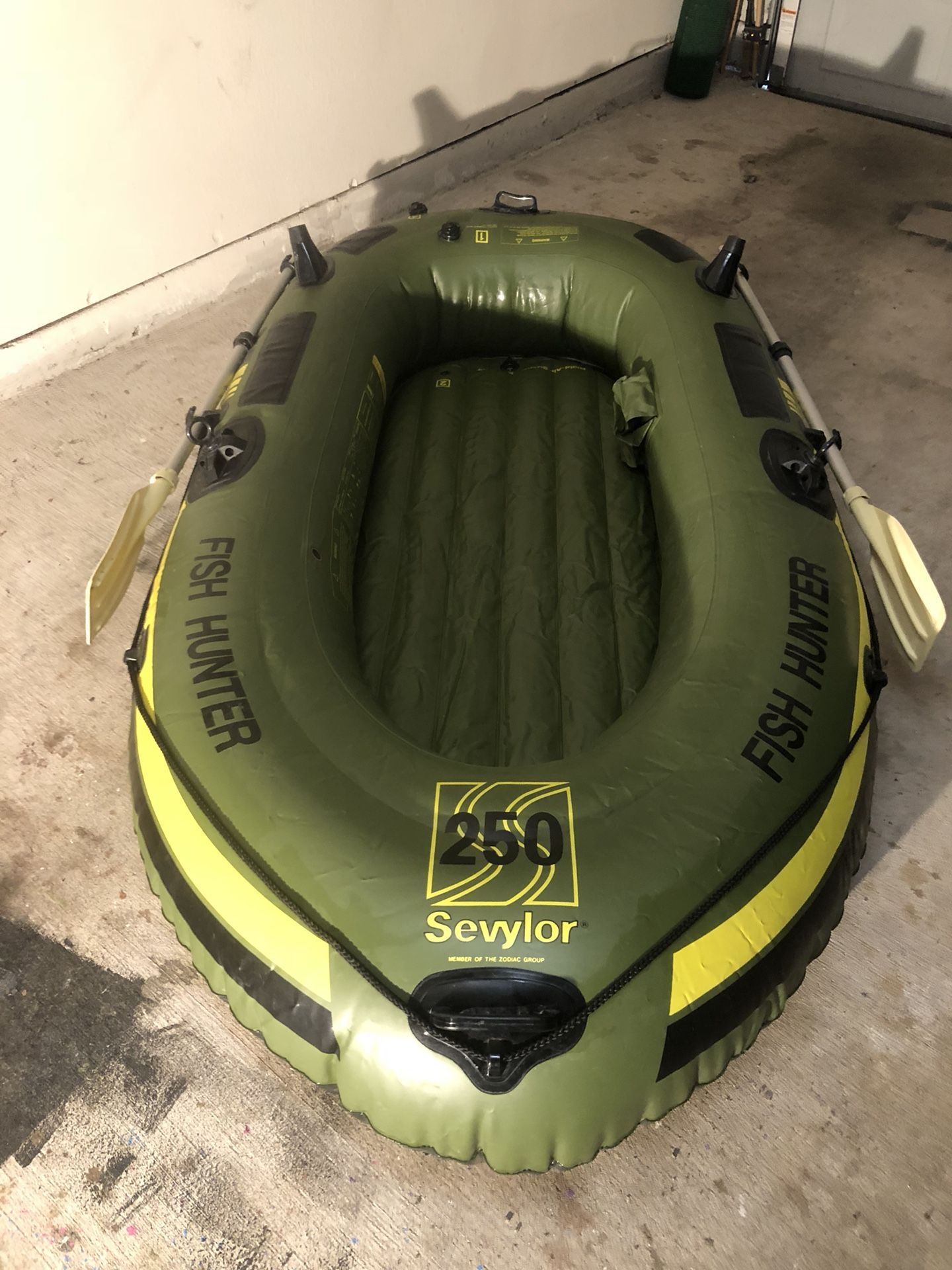 SEVYLOR FISH HUNTER 4 PERSON INFLATABLE BOAT