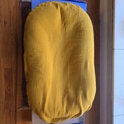 Like New Snuggle Me Baby And Infant Lounger