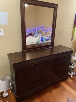 8 Drawer Dresser W/Mirror. 
