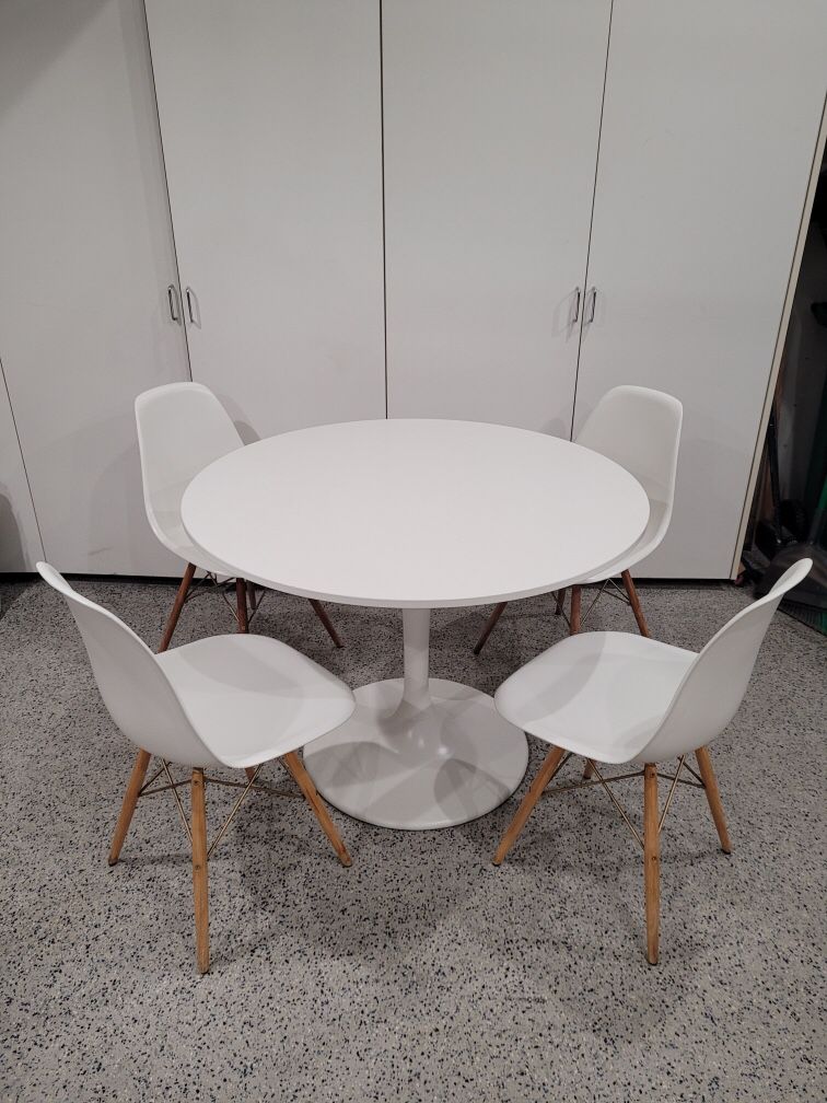 White Table With 4 Chairs! 