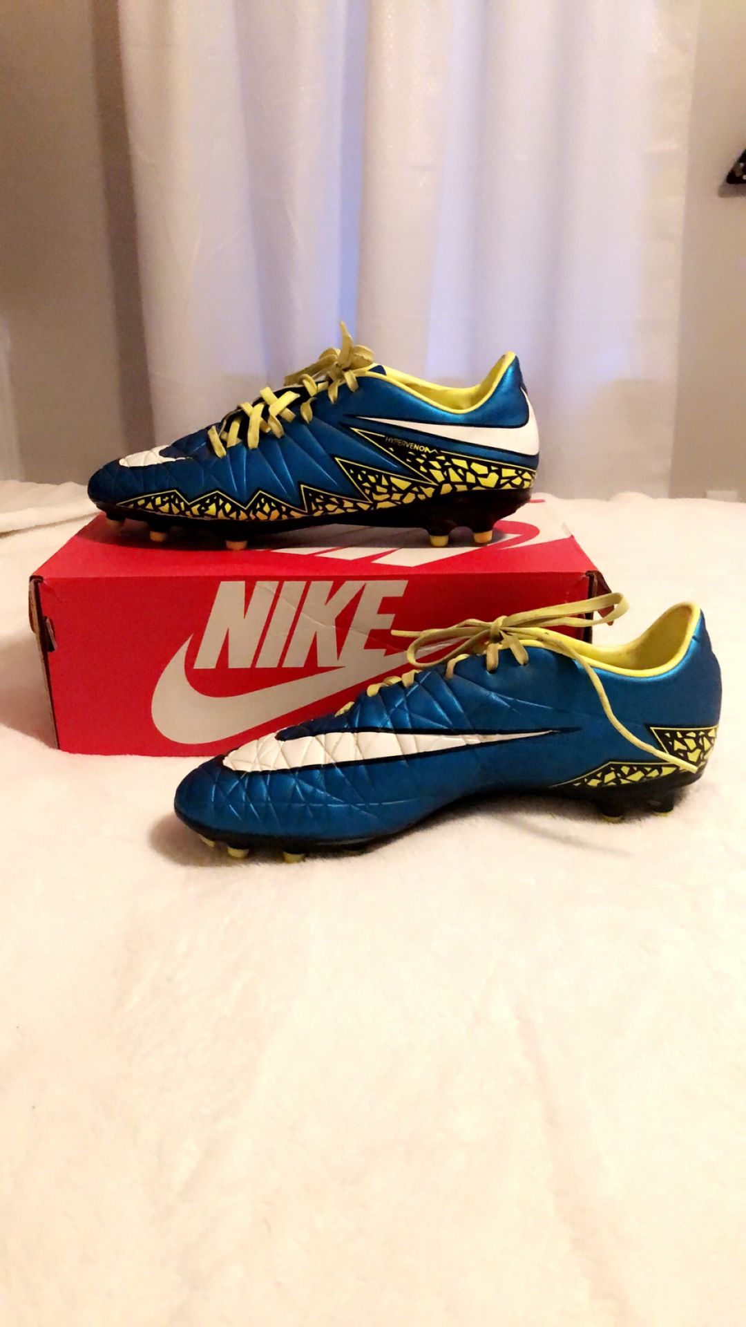 Women's Nike soccer cleats size 9.5 fits like an 8