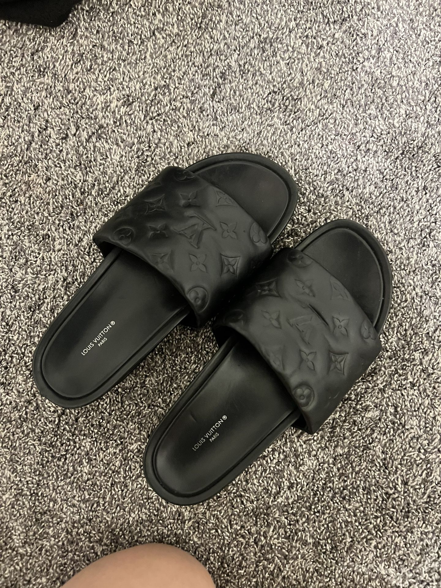 Louis Vuitton Slides For sale original price 900 dollars barely used