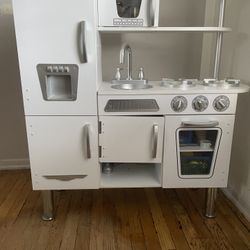 Kidscraft Play kitchen 