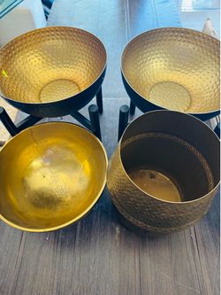 Only bottom left is left 1 gold bowl (1 on bottom ) left
