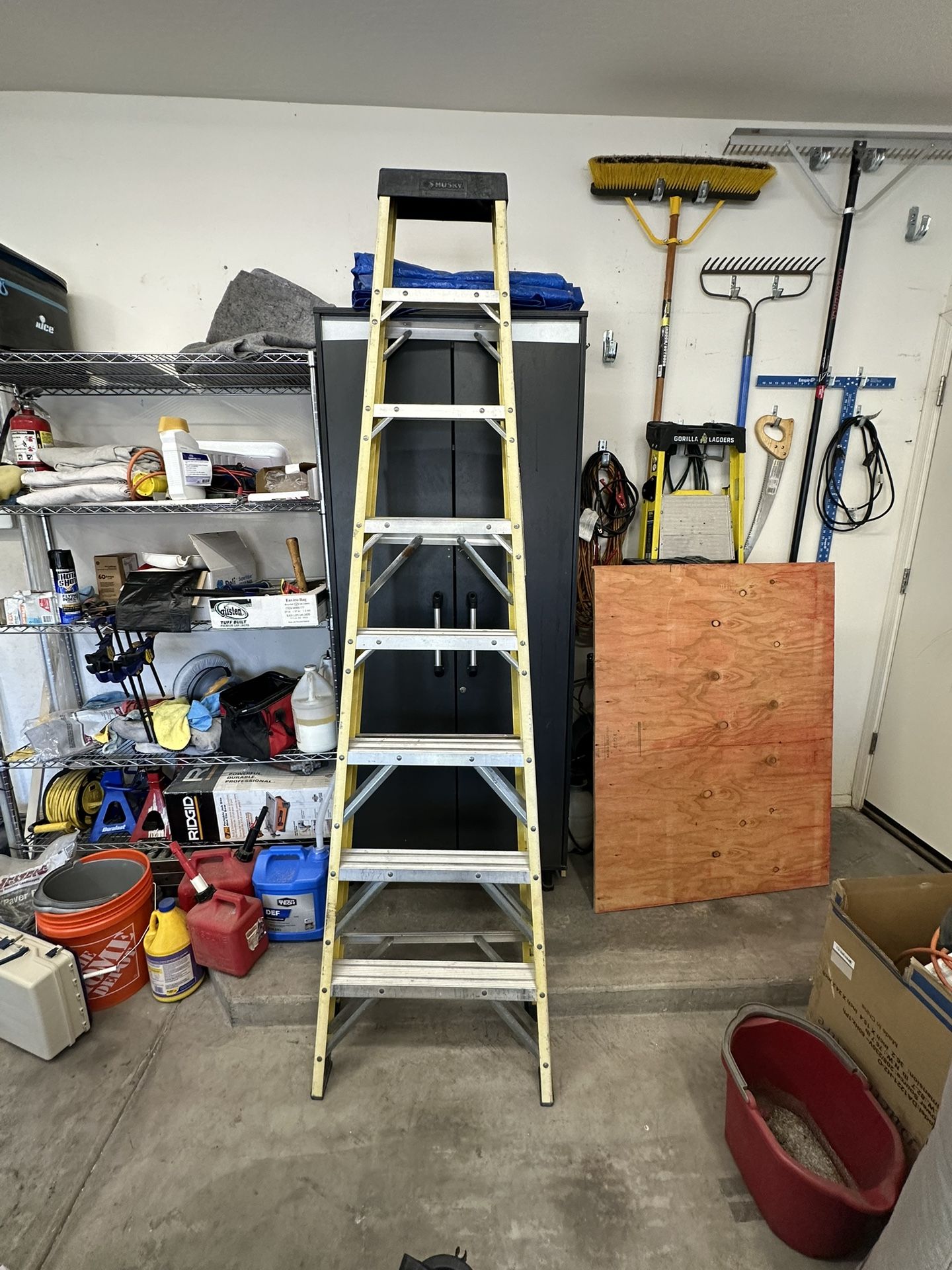 8’ Husky Step Ladder