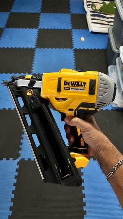 DeWalt 30 degree Chordless Nail Gun