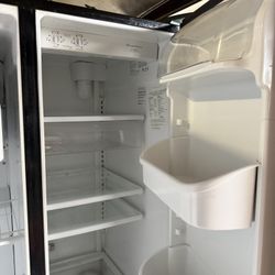 Refrigerator with ice and water dispenser 