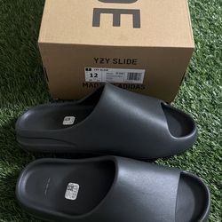 YEEZY DARK ONYX SLIDES SIZE 12