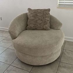 Modern accent chair in excellent condition. Very comfortable and stylish, perfect for living room or bedroom. Clean, no stains. Comes with matching pi