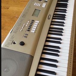 YAMAHA PIANO KEYBOARD 