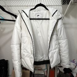 WHITE NIKE PUFFER JACKET