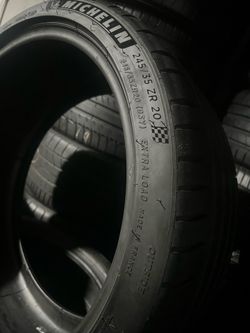 Tengo 1 llantas 245/35ZR20  95Y MICHELIN POLT SPORT 4S