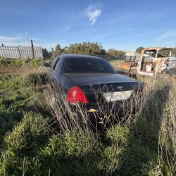 2004 ford crown victoria police car