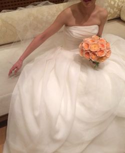 Vera Wang Wedding Dress in Ivory Organza, Size 4