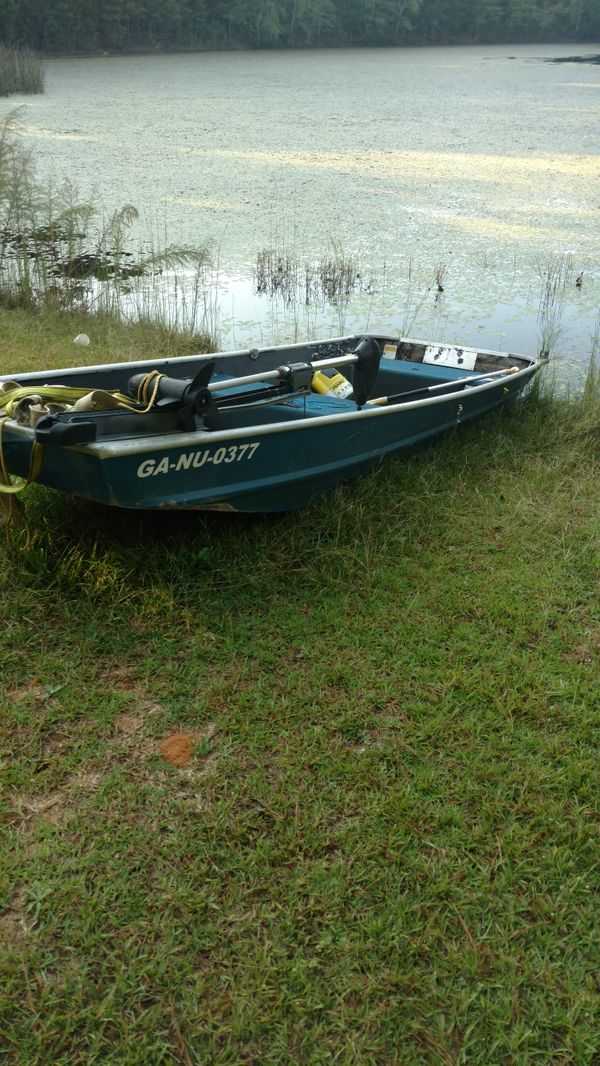 14ft Jon boat with trolling motor made by bass tracker no 