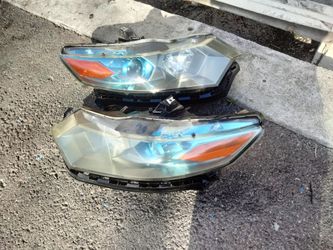 2010-2011 Honda insight headlights with lights bulbs and accessories OEM.