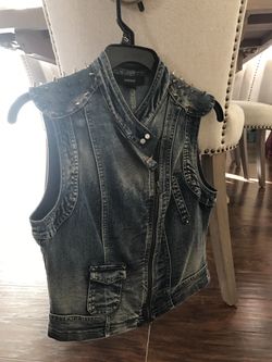 Denim sleeveless short jacket with spicy studs on shoulder