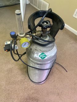 CO2 Tank with Regulator and Flowmeter
