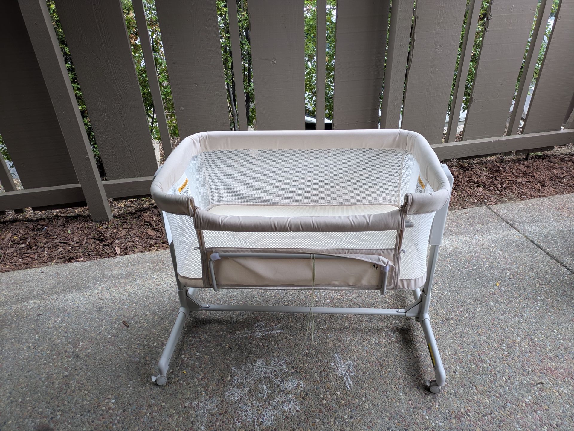 Baby Bassinet Bedside Sleeper, 3-in-1 Rocking Bassinet with Wheels, 6-Height Adjustable Crib with Breathable Mesh, Soft Mattress for Newborns & Infant