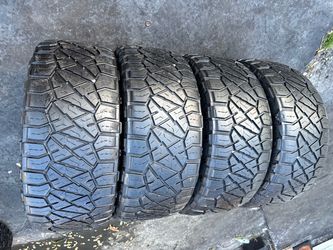 Set  of  4 NITTO RIDGEGRAPPLER LT285/50/22 ( We install & balance)