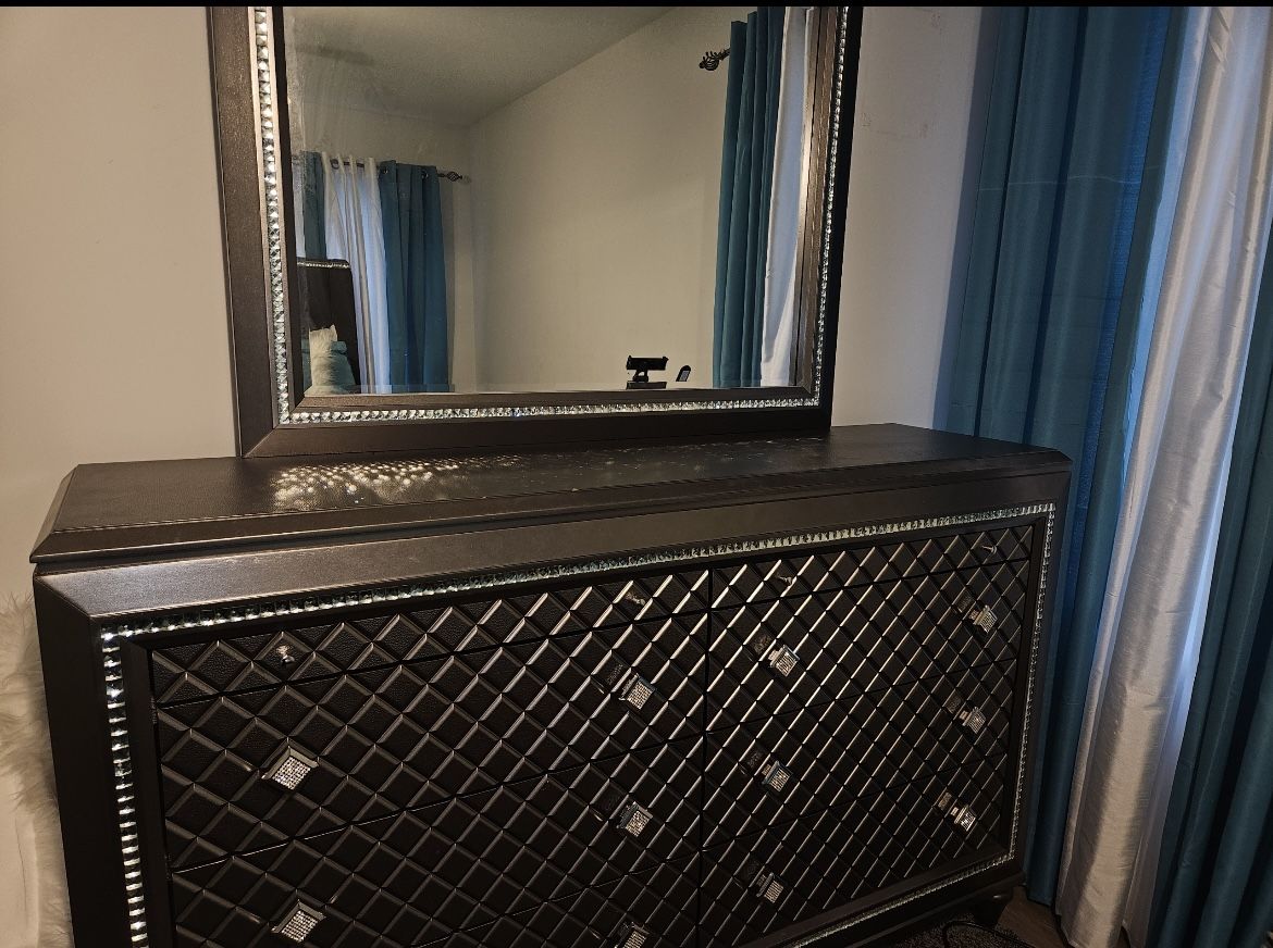 Dresser With Mirror