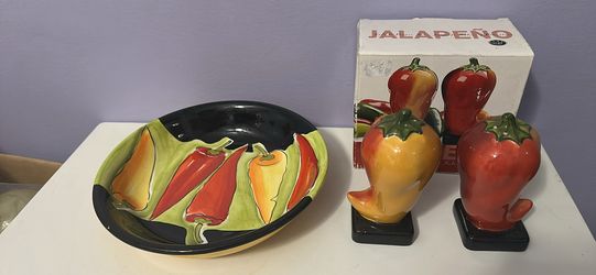 Salt & pepper shake set with bowl