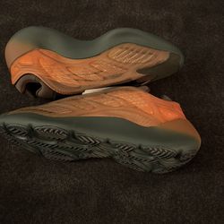 Yeezy 700 V3 Copper Fade Size 9.5