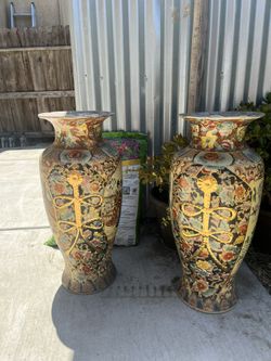2 Antique Chinese Vases