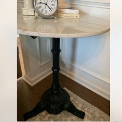 New! Pottery Barn 26 in Rae Marble Bistro Pedestal dining Table